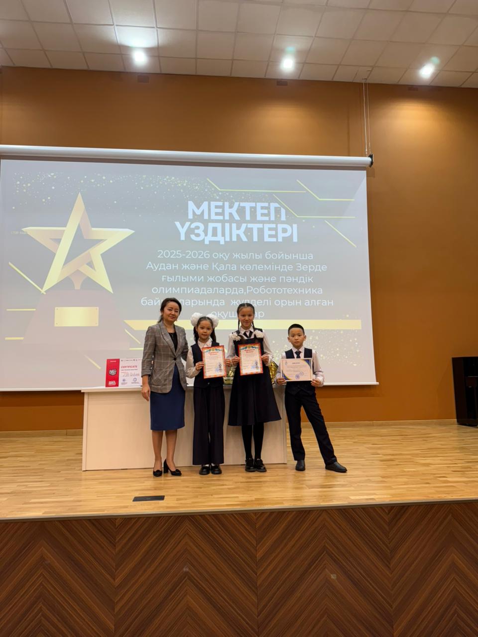 Аудандық қолөнер және мәнерлеп оқу байқауының жеңімпаздарын марапаттау сәті