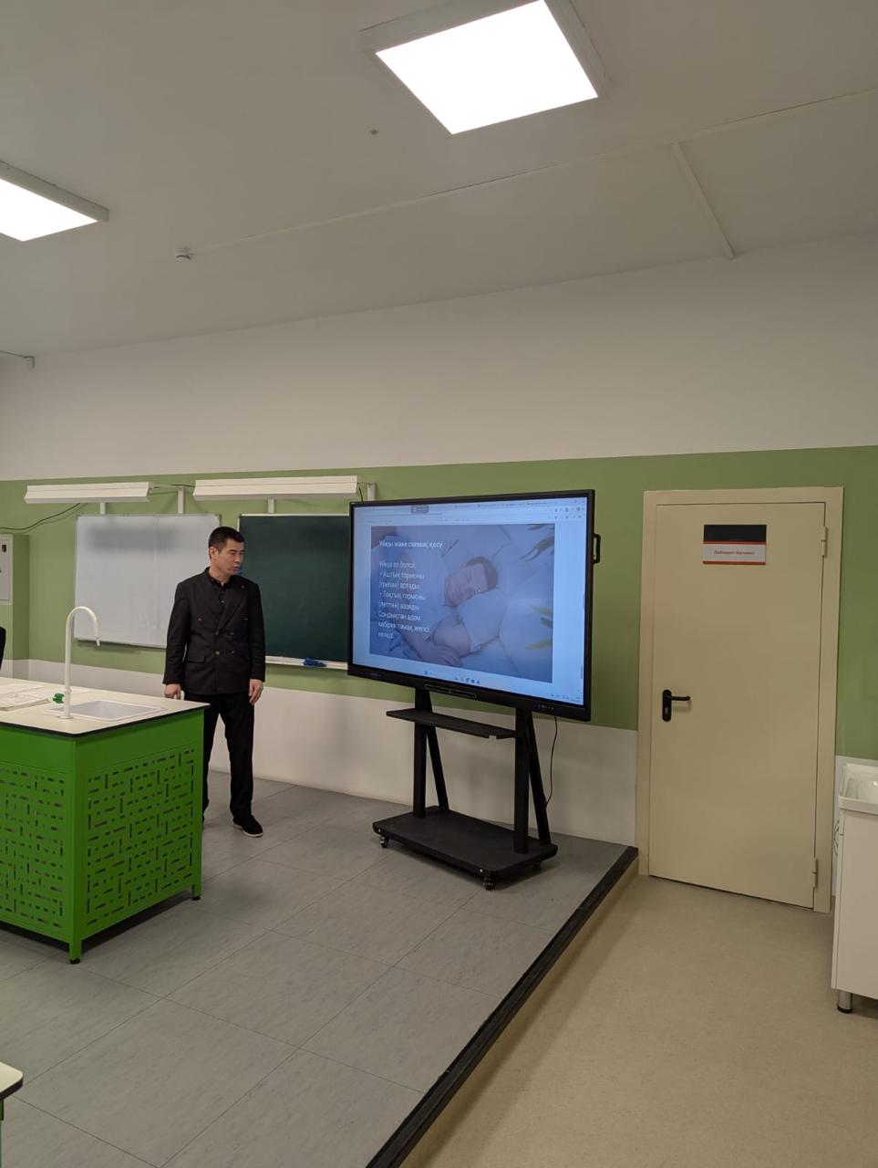 "Тәуелсіздік және ғылым: STEM арқылы болашаққа жол" атты ғылыми-жаратылыстану пәндер бірлестігі онкүндігінің жоспарына сай биология пәні мұғалімі Н.Сұбханов 7 "А" сыныбымен Адам организмі үшін ұйқының маңызы тақырыбында ашық сабақ өткізді